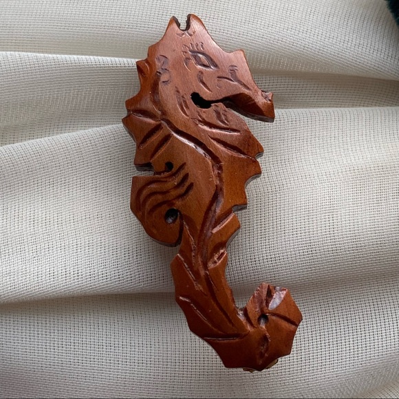 Vintage Carved Wooden Seahorse Brooch & Earrings - Picture 5 of 11